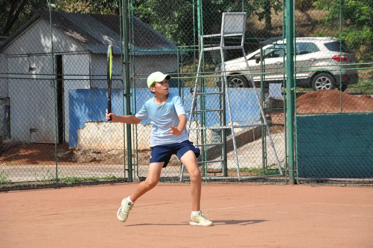 David, junior de tenis susținut de Asociația TennisDex, în plin efort la un forehand